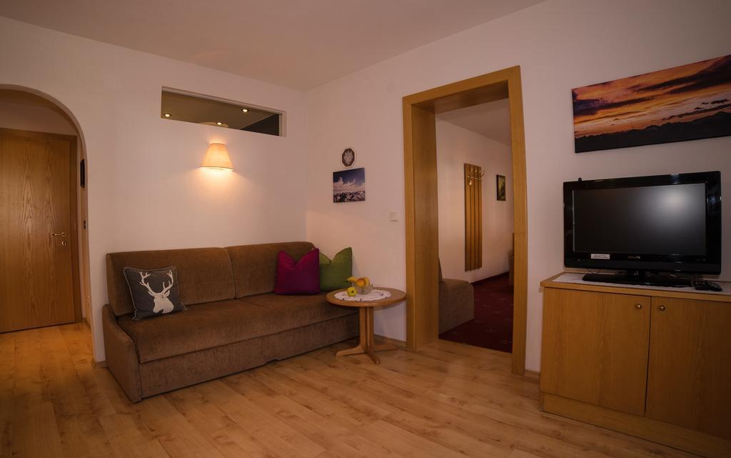 Alberts Bellevue Appartements Nauders Pokoj fotografie
