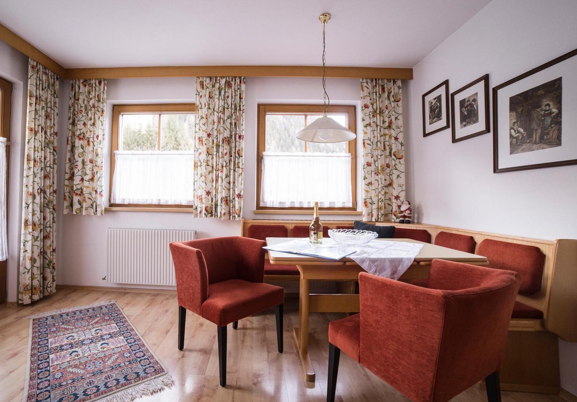 Alberts Bellevue Appartements Nauders Pokoj fotografie